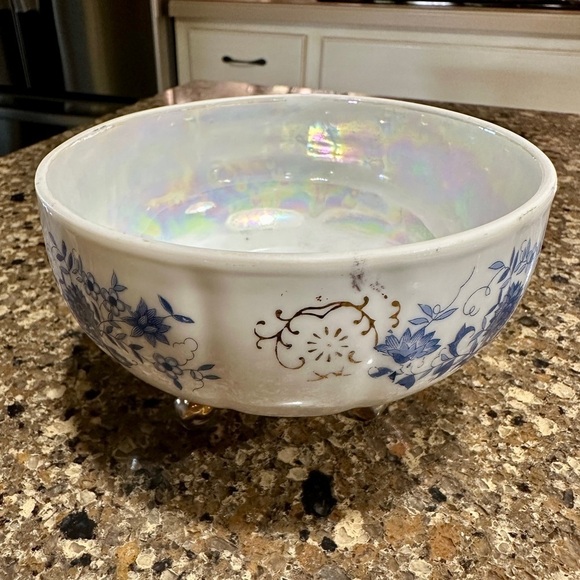 WHITE MOTHER OF PEARL,SMALL PORCELAIN BOWL WITH BLUE FLORAL DESIGN.3 GILTED LEGS - Picture 8 of 9